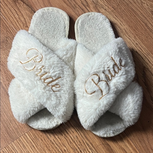 White Bride Fuzzy Slippers (7.5/8) - Picture 1 of 2